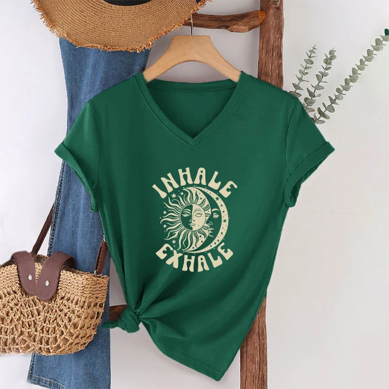 Olivenorma Boho Sun Moon "Inhale Exhale" Grafik-T-Shirt mit V-Ausschnitt