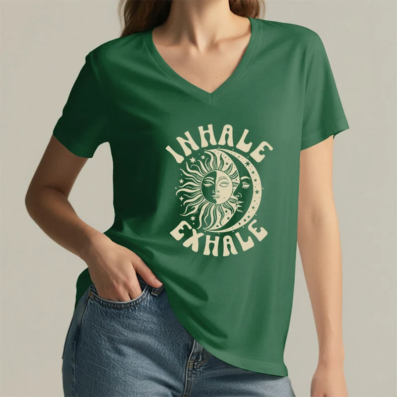 Olivenorma Boho Sun Moon "Inhale Exhale" Grafik-T-Shirt mit V-Ausschnitt