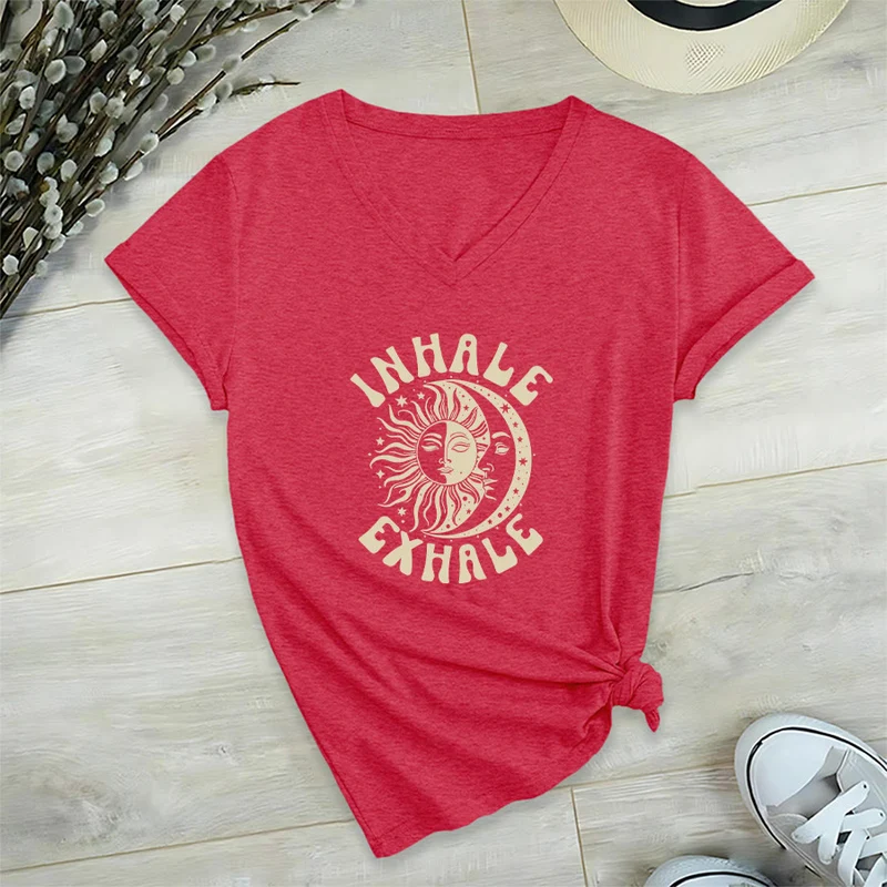 Olivenorma Boho Sun Moon "Inhale Exhale" Grafik-T-Shirt mit V-Ausschnitt