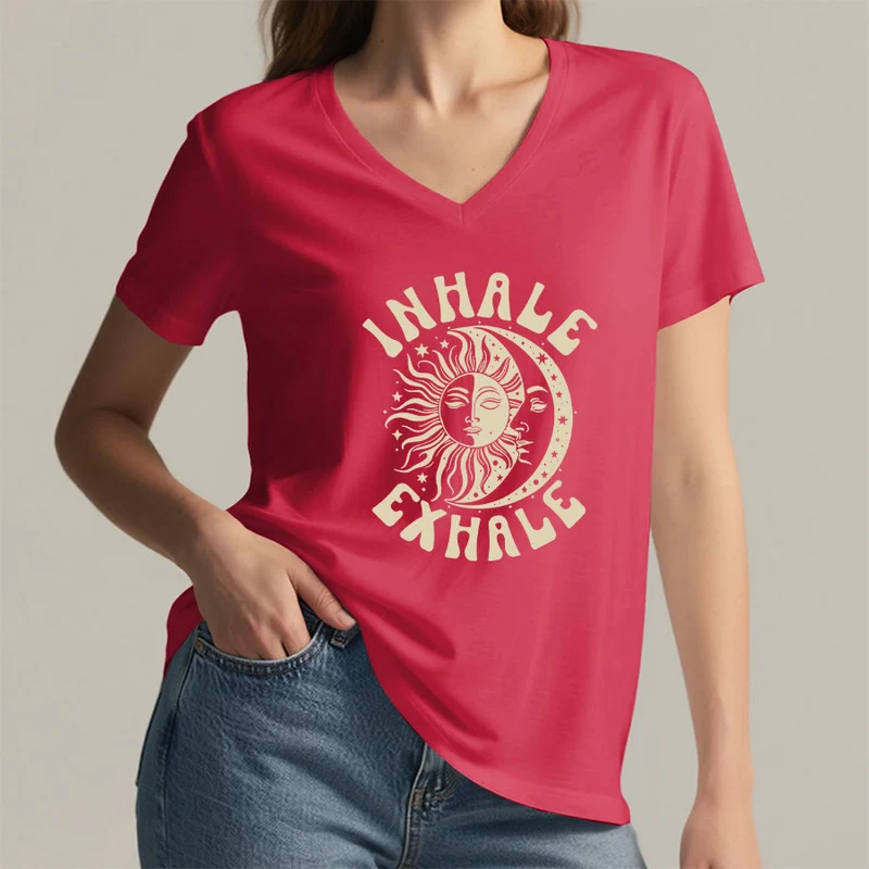 Olivenorma Boho Sun Moon "Inhale Exhale" Grafik-T-Shirt mit V-Ausschnitt