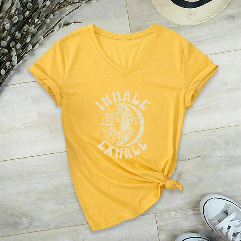 Olivenorma Boho Sun Moon "Inhale Exhale" Grafik-T-Shirt mit V-Ausschnitt