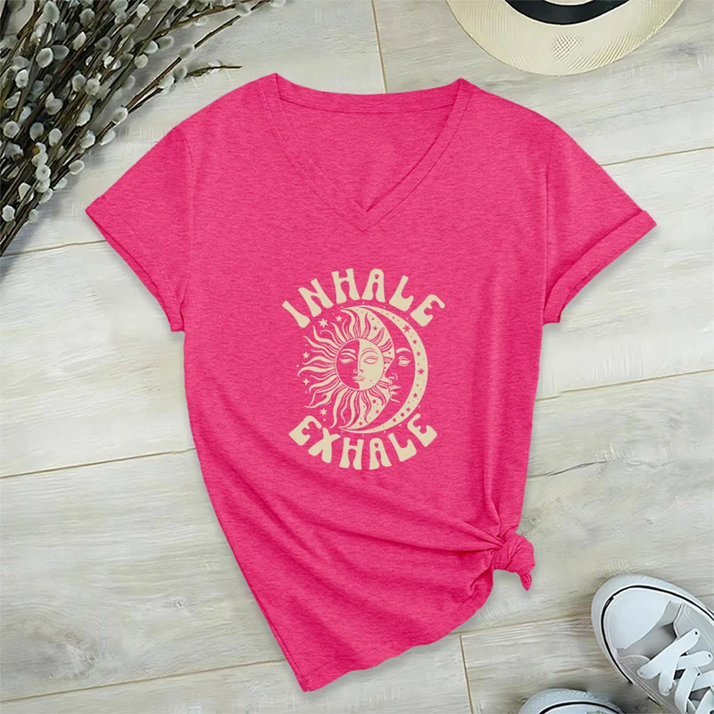 Olivenorma Boho Sun Moon "Inhale Exhale" Grafik-T-Shirt mit V-Ausschnitt