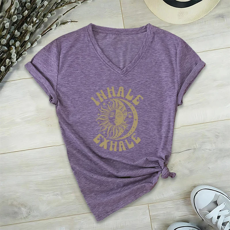 Olivenorma Boho Sun Moon "Inhale Exhale" Grafik-T-Shirt mit V-Ausschnitt