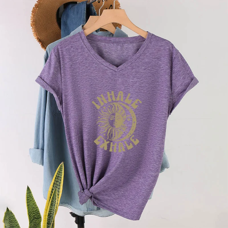 Olivenorma Boho Sun Moon "Inhale Exhale" Grafik-T-Shirt mit V-Ausschnitt