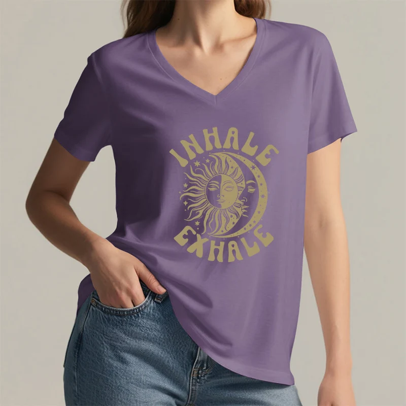 Olivenorma Boho Sun Moon "Inhale Exhale" Grafik-T-Shirt mit V-Ausschnitt