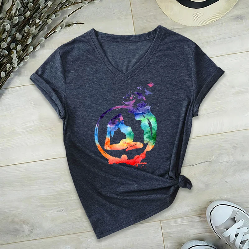 Olivenorma Aquarell-Yoga-Pose-Silhouette mit Vogeldruck V-Ausschnitt T-Shirt