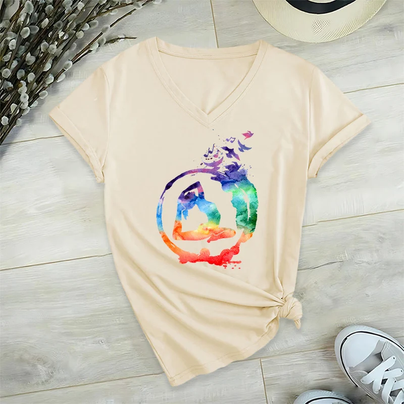 Olivenorma Aquarell-Yoga-Pose-Silhouette mit Vogeldruck V-Ausschnitt T-Shirt