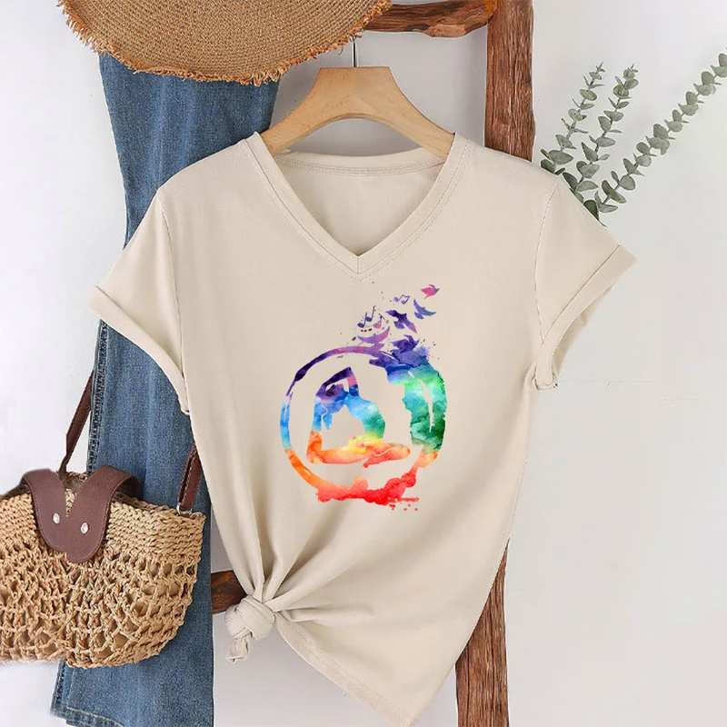 Olivenorma Aquarell-Yoga-Pose-Silhouette mit Vogeldruck V-Ausschnitt T-Shirt