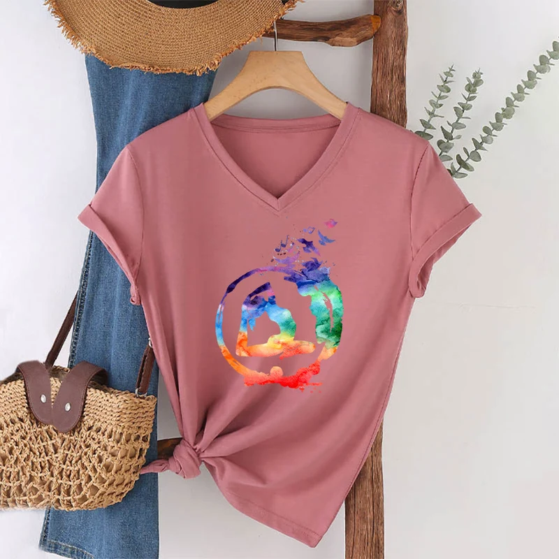 Olivenorma Aquarell-Yoga-Pose-Silhouette mit Vogeldruck V-Ausschnitt T-Shirt