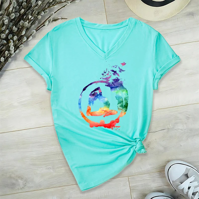 Olivenorma Aquarell-Yoga-Pose-Silhouette mit Vogeldruck V-Ausschnitt T-Shirt
