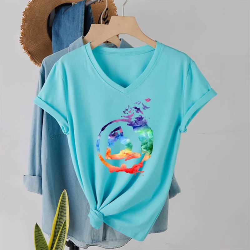 Olivenorma Aquarell-Yoga-Pose-Silhouette mit Vogeldruck V-Ausschnitt T-Shirt