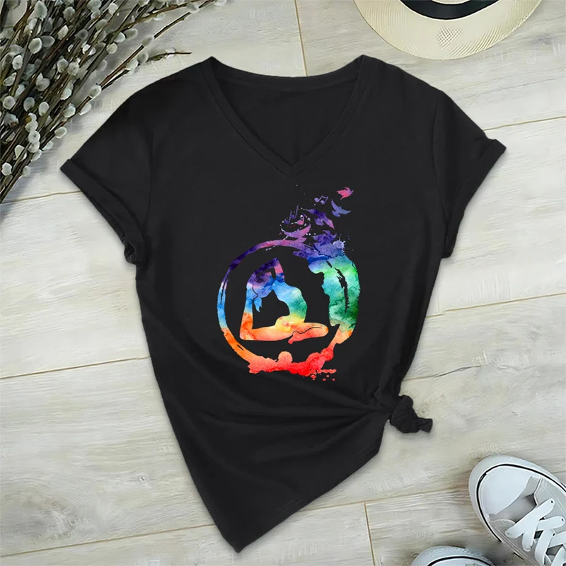 Olivenorma Aquarell-Yoga-Pose-Silhouette mit Vogeldruck V-Ausschnitt T-Shirt