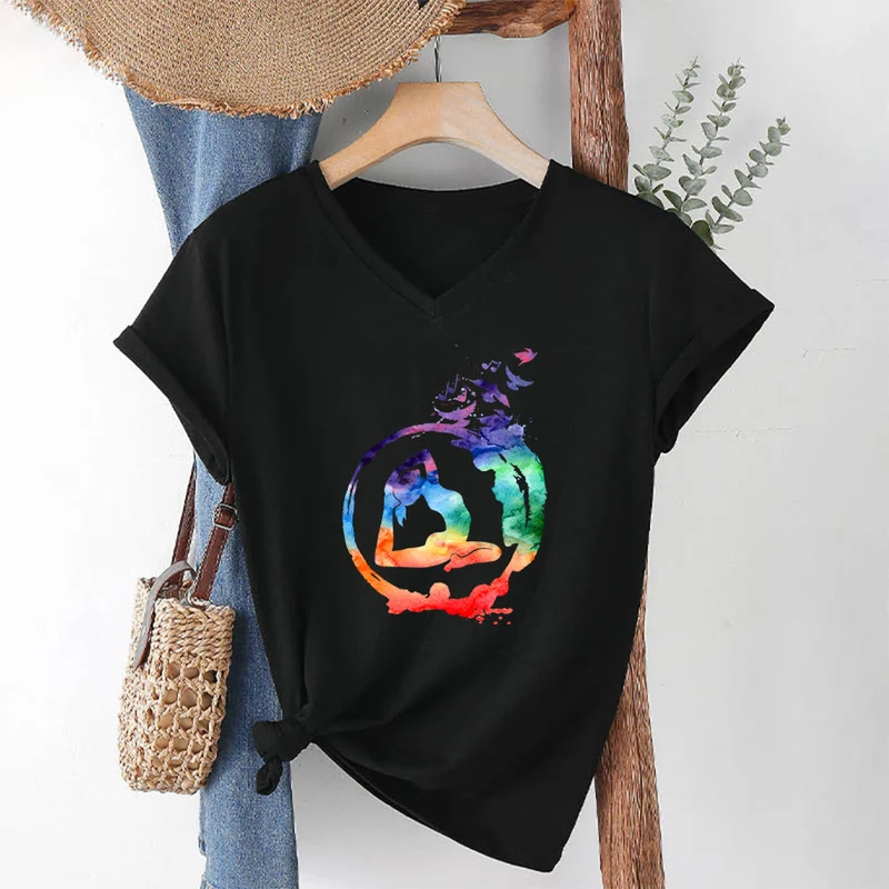 Olivenorma Aquarell-Yoga-Pose-Silhouette mit Vogeldruck V-Ausschnitt T-Shirt