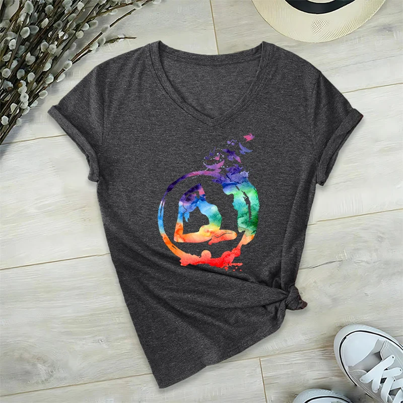 Olivenorma Aquarell-Yoga-Pose-Silhouette mit Vogeldruck V-Ausschnitt T-Shirt