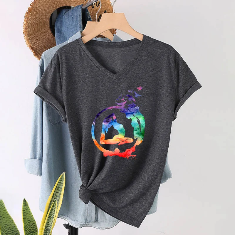 Olivenorma Aquarell-Yoga-Pose-Silhouette mit Vogeldruck V-Ausschnitt T-Shirt