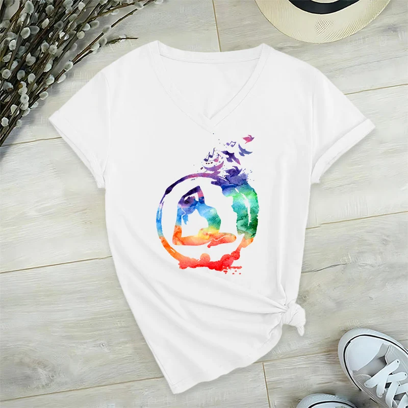 Olivenorma Aquarell-Yoga-Pose-Silhouette mit Vogeldruck V-Ausschnitt T-Shirt