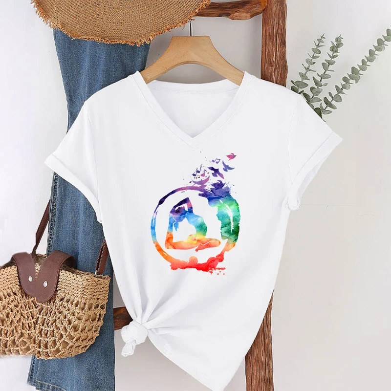 Olivenorma Aquarell-Yoga-Pose-Silhouette mit Vogeldruck V-Ausschnitt T-Shirt