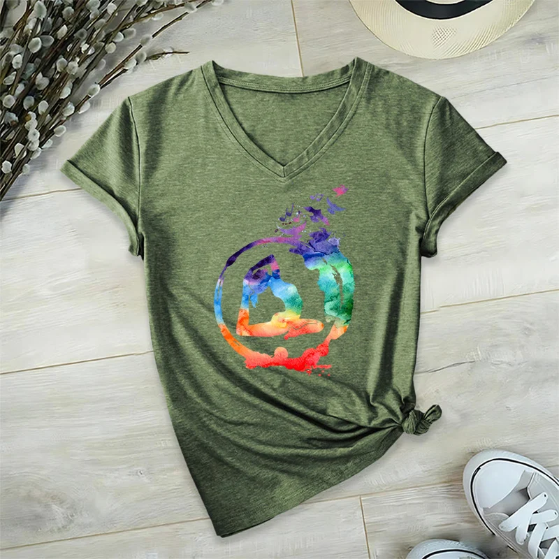 Olivenorma Aquarell-Yoga-Pose-Silhouette mit Vogeldruck V-Ausschnitt T-Shirt