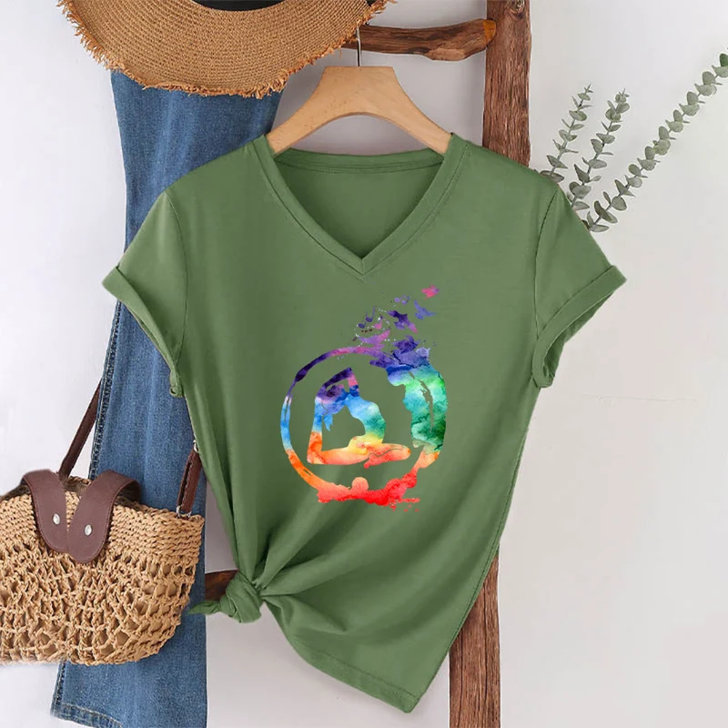 Olivenorma Aquarell-Yoga-Pose-Silhouette mit Vogeldruck V-Ausschnitt T-Shirt