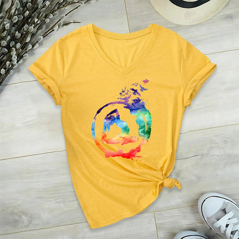 Olivenorma Aquarell-Yoga-Pose-Silhouette mit Vogeldruck V-Ausschnitt T-Shirt