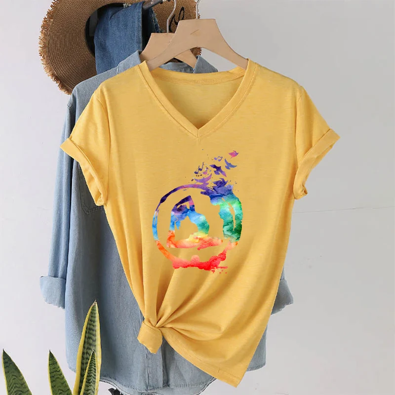 Olivenorma Aquarell-Yoga-Pose-Silhouette mit Vogeldruck V-Ausschnitt T-Shirt