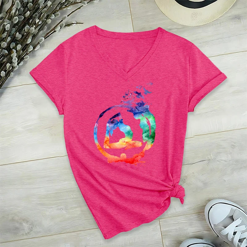 Olivenorma Aquarell-Yoga-Pose-Silhouette mit Vogeldruck V-Ausschnitt T-Shirt