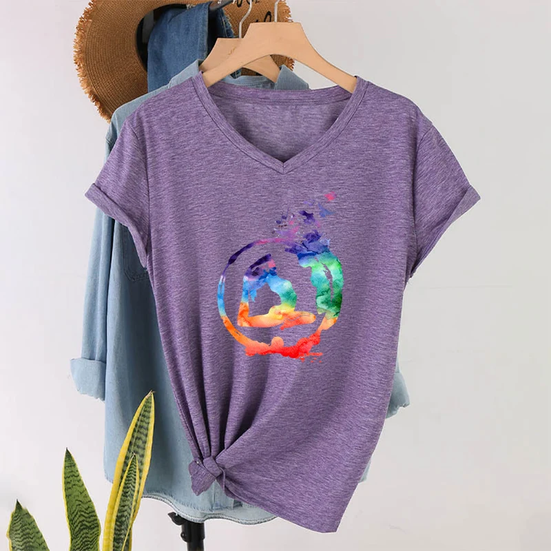 Olivenorma Aquarell-Yoga-Pose-Silhouette mit Vogeldruck V-Ausschnitt T-Shirt