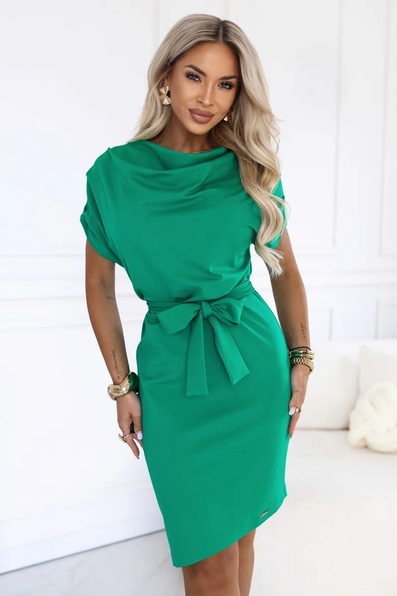 Kurzes Kleid mit Wasserfall-Ausschnitt und Bindegürtel