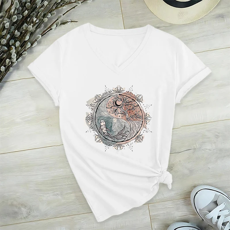 Olivenorma T-Shirt mit aufwendigem Yin-Yang-Naturdesign mit Baum und Koi (V-Ausschnitt)