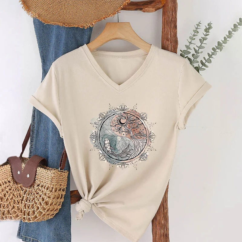 Olivenorma T-Shirt mit aufwendigem Yin-Yang-Naturdesign mit Baum und Koi (V-Ausschnitt)