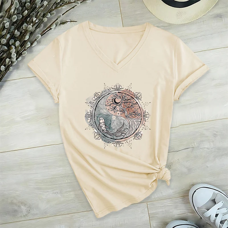 Olivenorma T-Shirt mit aufwendigem Yin-Yang-Naturdesign mit Baum und Koi (V-Ausschnitt)