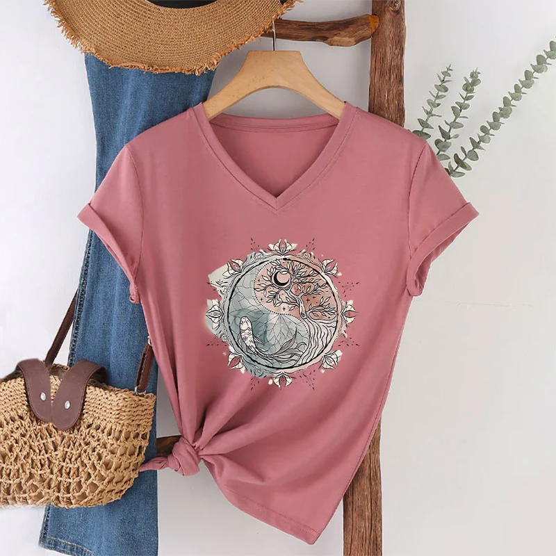 Olivenorma T-Shirt mit aufwendigem Yin-Yang-Naturdesign mit Baum und Koi (V-Ausschnitt)