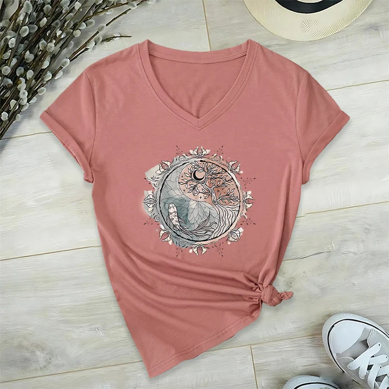 Olivenorma T-Shirt mit aufwendigem Yin-Yang-Naturdesign mit Baum und Koi (V-Ausschnitt)