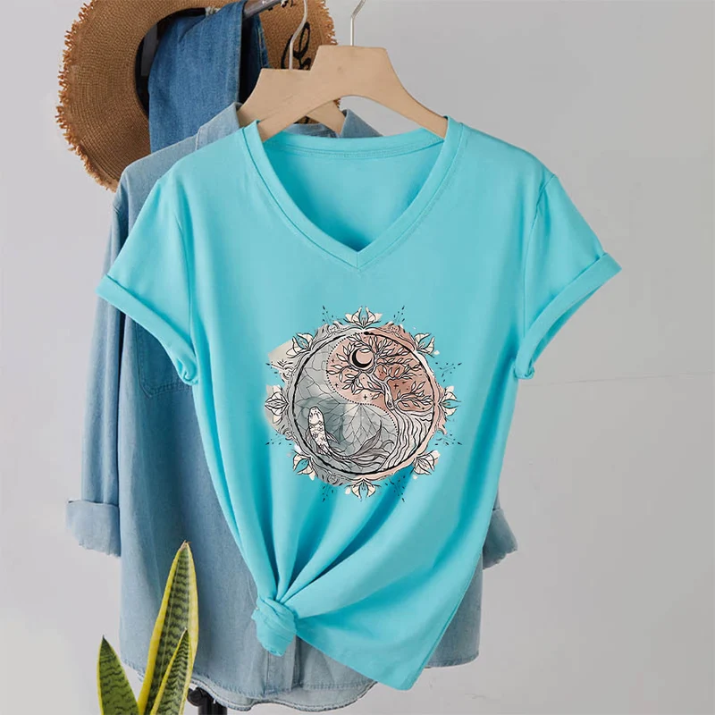 Olivenorma T-Shirt mit aufwendigem Yin-Yang-Naturdesign mit Baum und Koi (V-Ausschnitt)
