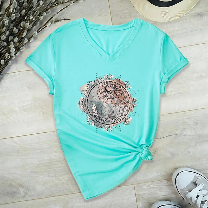 Olivenorma T-Shirt mit aufwendigem Yin-Yang-Naturdesign mit Baum und Koi (V-Ausschnitt)