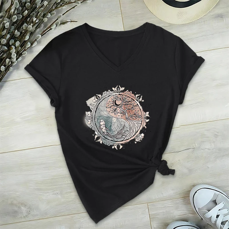 Olivenorma T-Shirt mit aufwendigem Yin-Yang-Naturdesign mit Baum und Koi (V-Ausschnitt)
