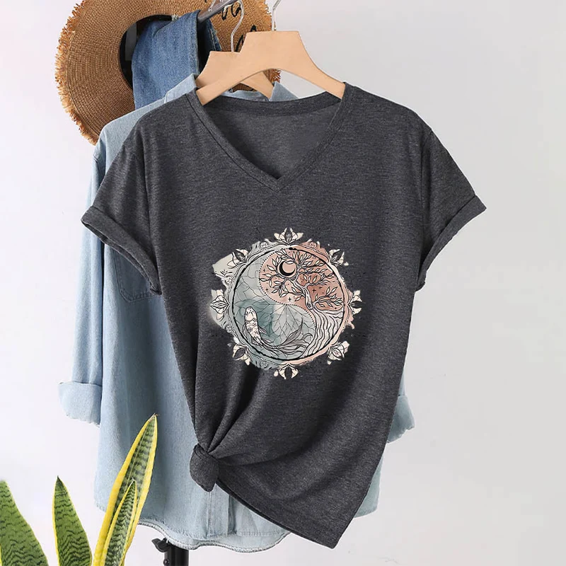 Olivenorma T-Shirt mit aufwendigem Yin-Yang-Naturdesign mit Baum und Koi (V-Ausschnitt)