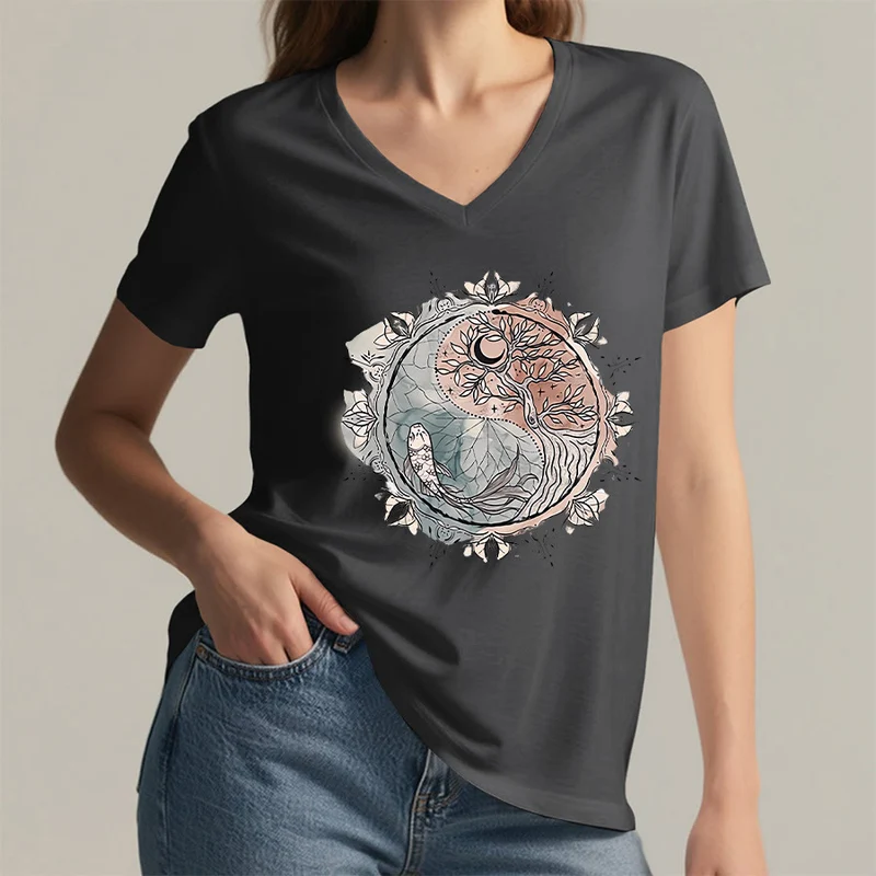 Olivenorma T-Shirt mit aufwendigem Yin-Yang-Naturdesign mit Baum und Koi (V-Ausschnitt)