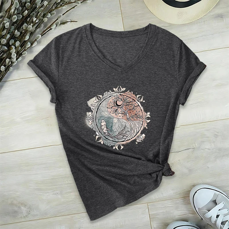 Olivenorma T-Shirt mit aufwendigem Yin-Yang-Naturdesign mit Baum und Koi (V-Ausschnitt)