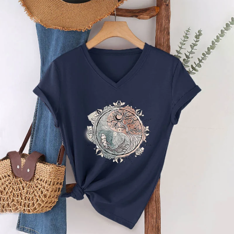 Olivenorma T-Shirt mit aufwendigem Yin-Yang-Naturdesign mit Baum und Koi (V-Ausschnitt)