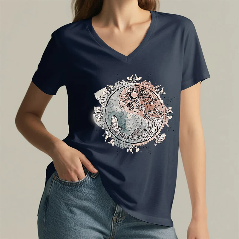 Olivenorma T-Shirt mit aufwendigem Yin-Yang-Naturdesign mit Baum und Koi (V-Ausschnitt)