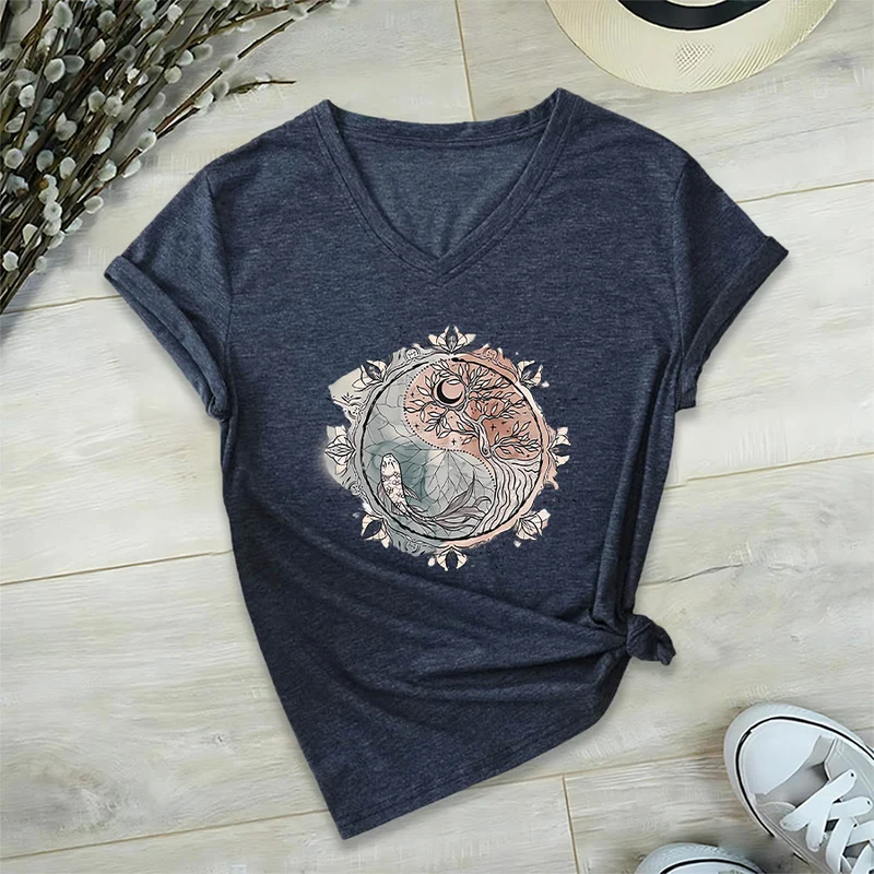 Olivenorma T-Shirt mit aufwendigem Yin-Yang-Naturdesign mit Baum und Koi (V-Ausschnitt)