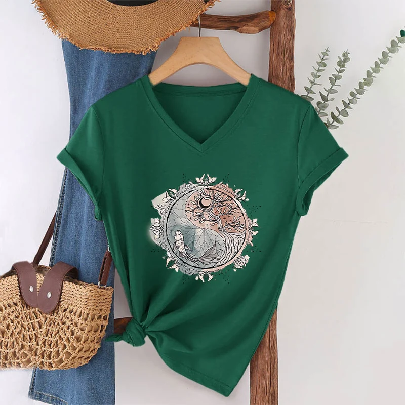Olivenorma T-Shirt mit aufwendigem Yin-Yang-Naturdesign mit Baum und Koi (V-Ausschnitt)
