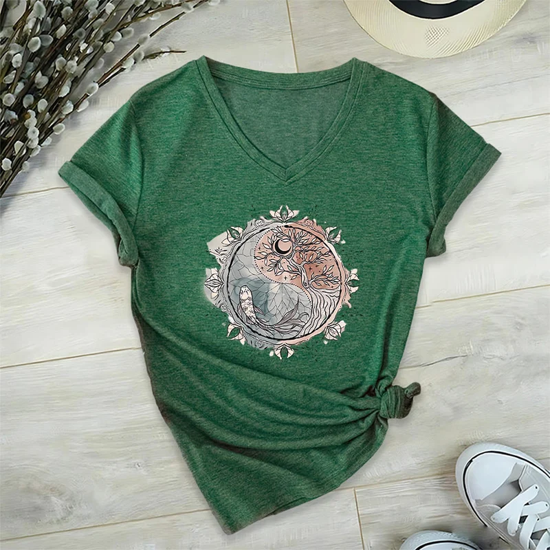 Olivenorma T-Shirt mit aufwendigem Yin-Yang-Naturdesign mit Baum und Koi (V-Ausschnitt)