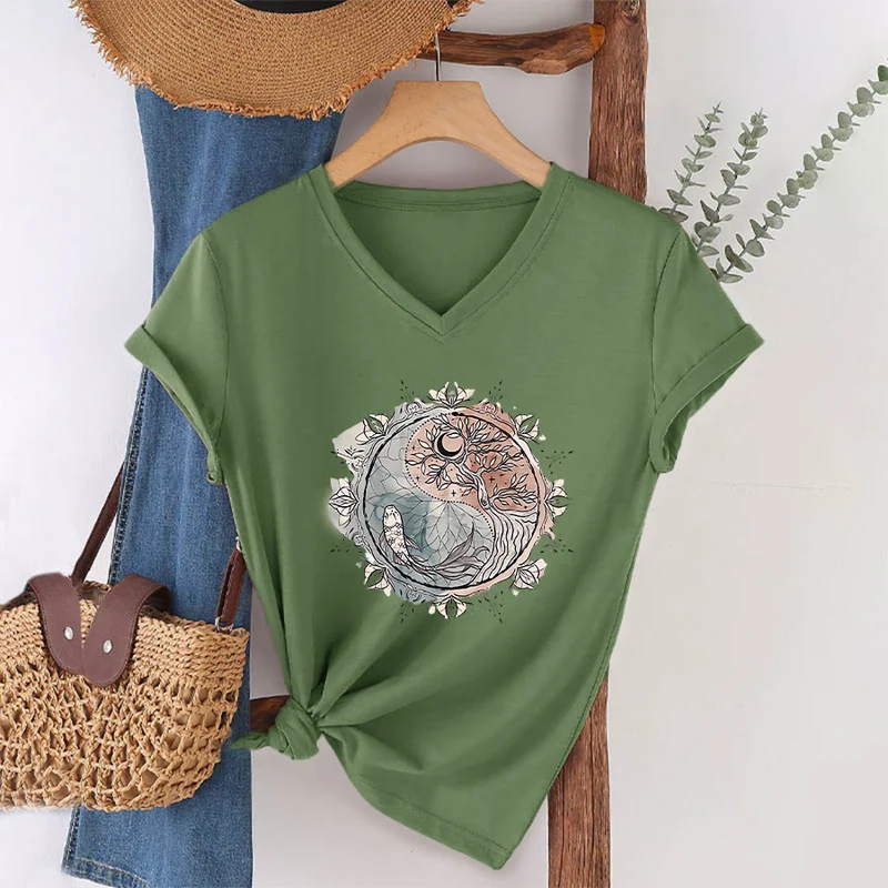 Olivenorma T-Shirt mit aufwendigem Yin-Yang-Naturdesign mit Baum und Koi (V-Ausschnitt)