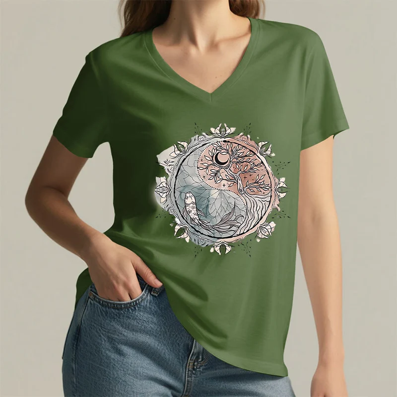 Olivenorma T-Shirt mit aufwendigem Yin-Yang-Naturdesign mit Baum und Koi (V-Ausschnitt)
