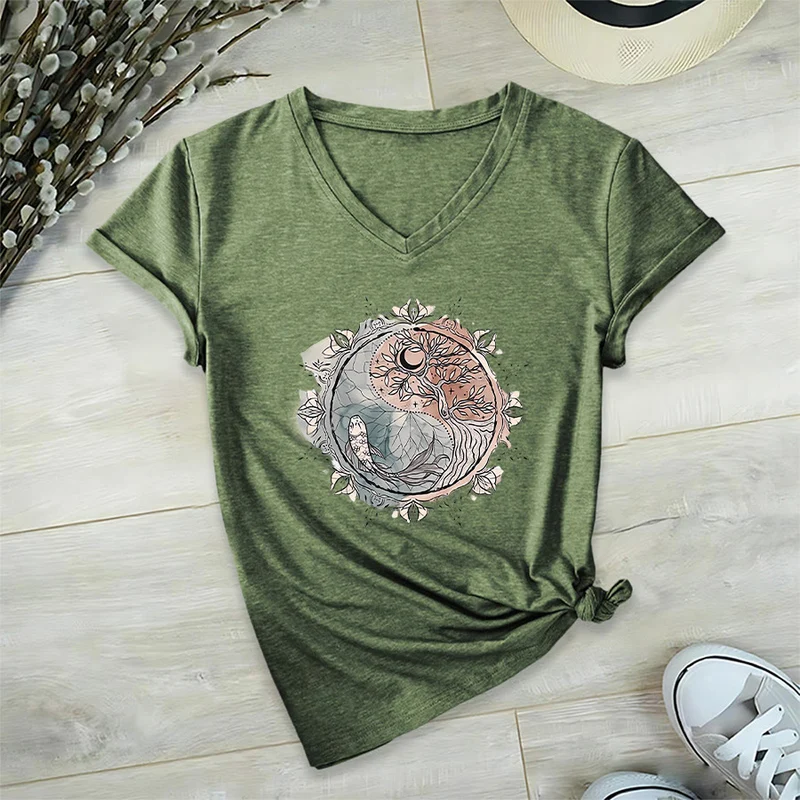 Olivenorma T-Shirt mit aufwendigem Yin-Yang-Naturdesign mit Baum und Koi (V-Ausschnitt)