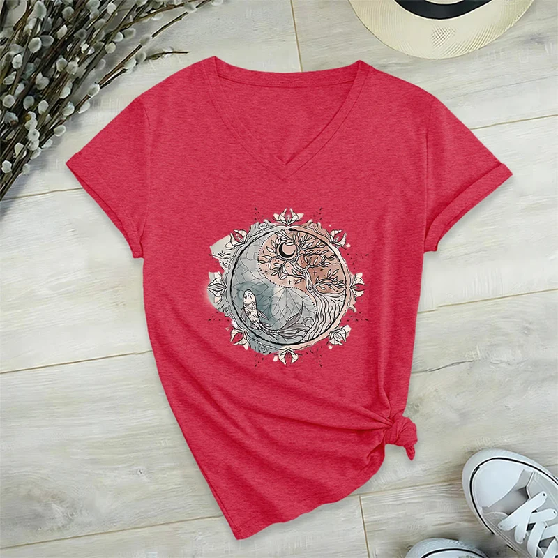 Olivenorma T-Shirt mit aufwendigem Yin-Yang-Naturdesign mit Baum und Koi (V-Ausschnitt)