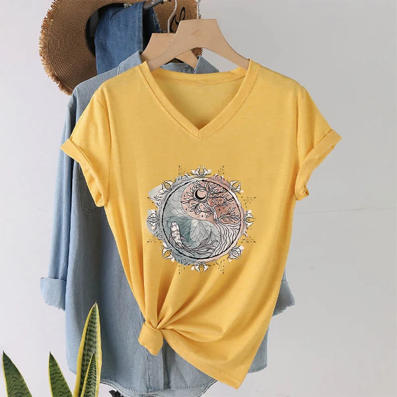 Olivenorma T-Shirt mit aufwendigem Yin-Yang-Naturdesign mit Baum und Koi (V-Ausschnitt)