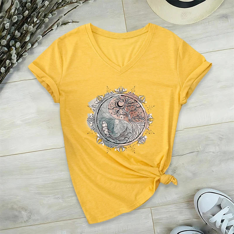 Olivenorma T-Shirt mit aufwendigem Yin-Yang-Naturdesign mit Baum und Koi (V-Ausschnitt)